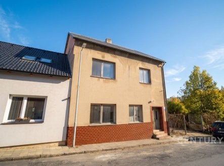 Prostorný koncový řadový dům s novou střechou, k modernizaci, s možností garáže na pozemku – Svitavy