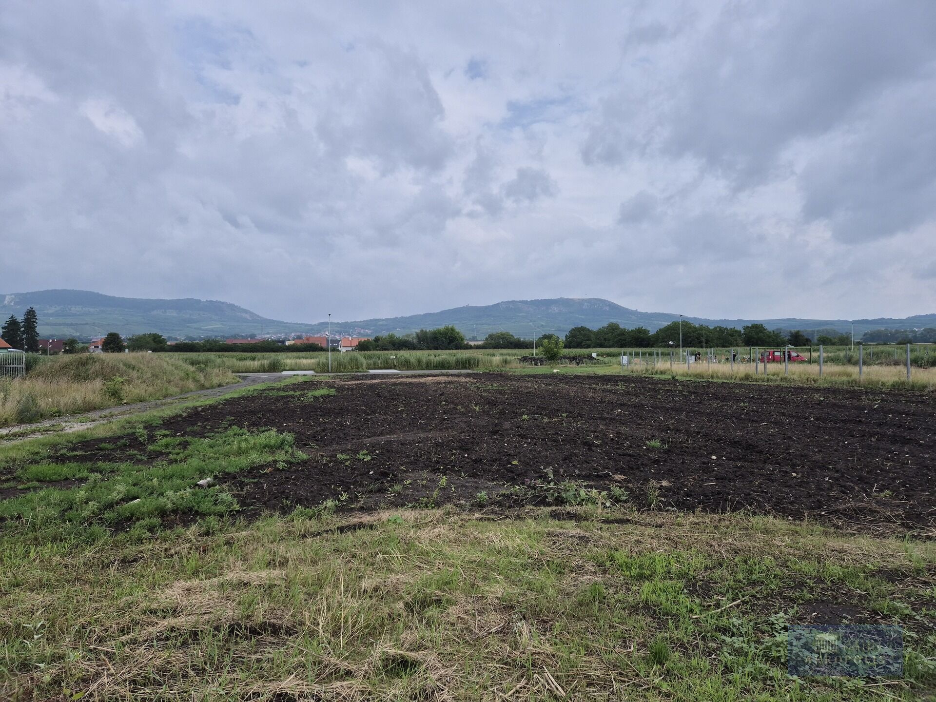 Stavební pozemek 631 m² s výhledem na Pálavu v klidné části Dolních Dunajovic