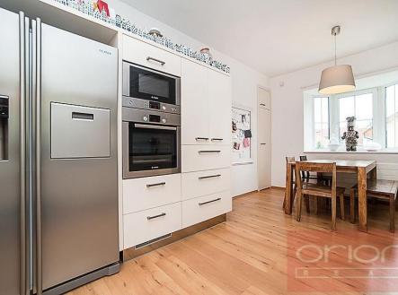 Pronájem - dům/vila, 288 m²