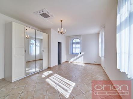 Pronájem domu/vily, 243 m²