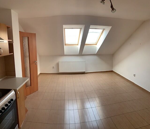 Pronájem bytu 1+kk (garsonka), Kladno - centrum, Čermákova ul., 30m2, 3.patro