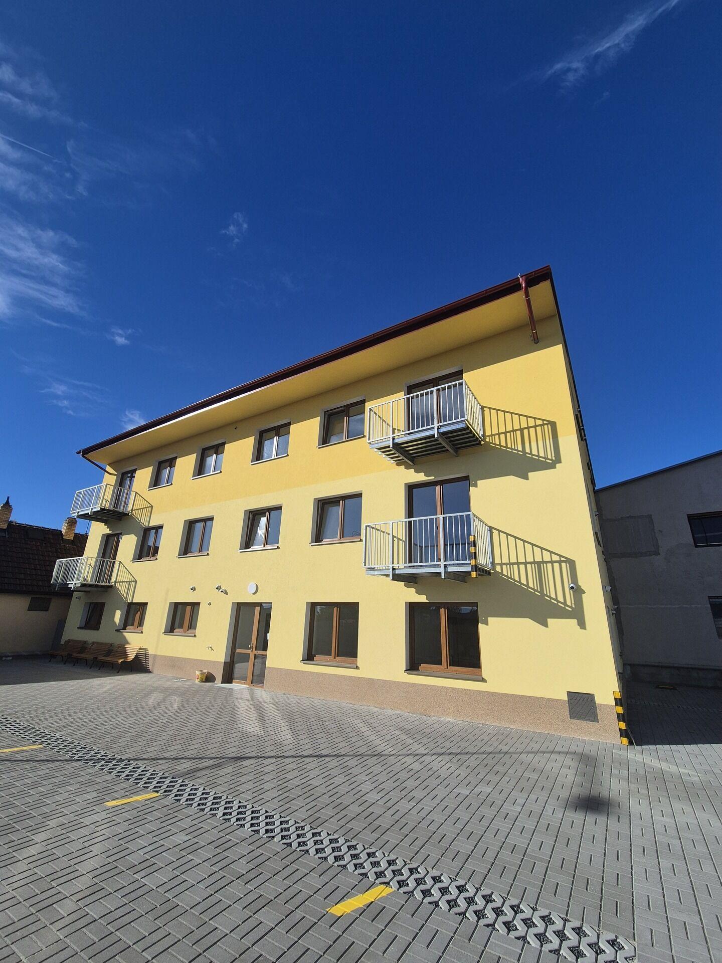 Pronájem bytu 1+kk ve Stochově, 39m2, novostavba, vlastní parkovací místo, zahrada