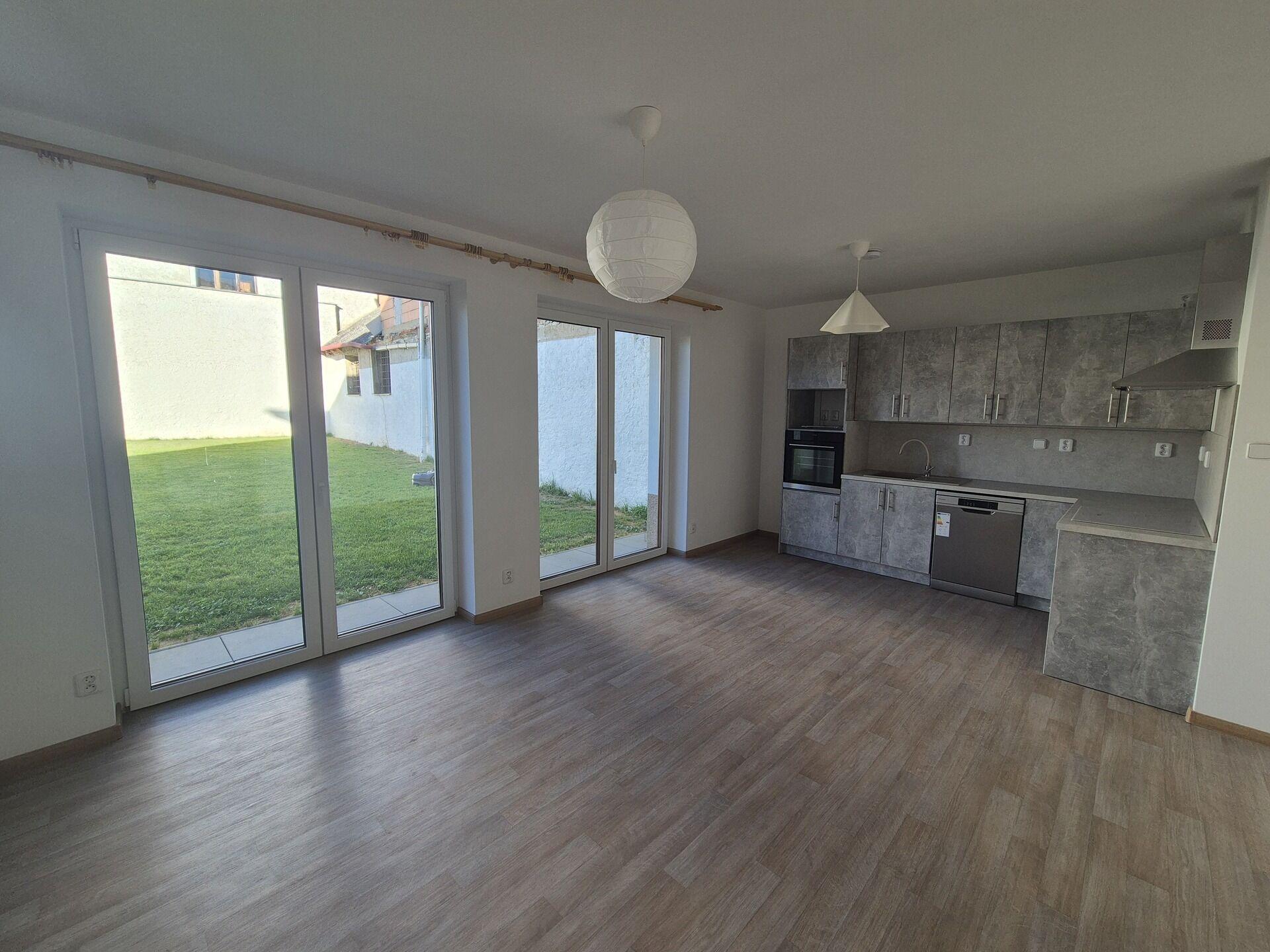 Pronájem bytu 1+kk ve Stochově, 39m2, novostavba, vlastní parkovací místo, zahrada