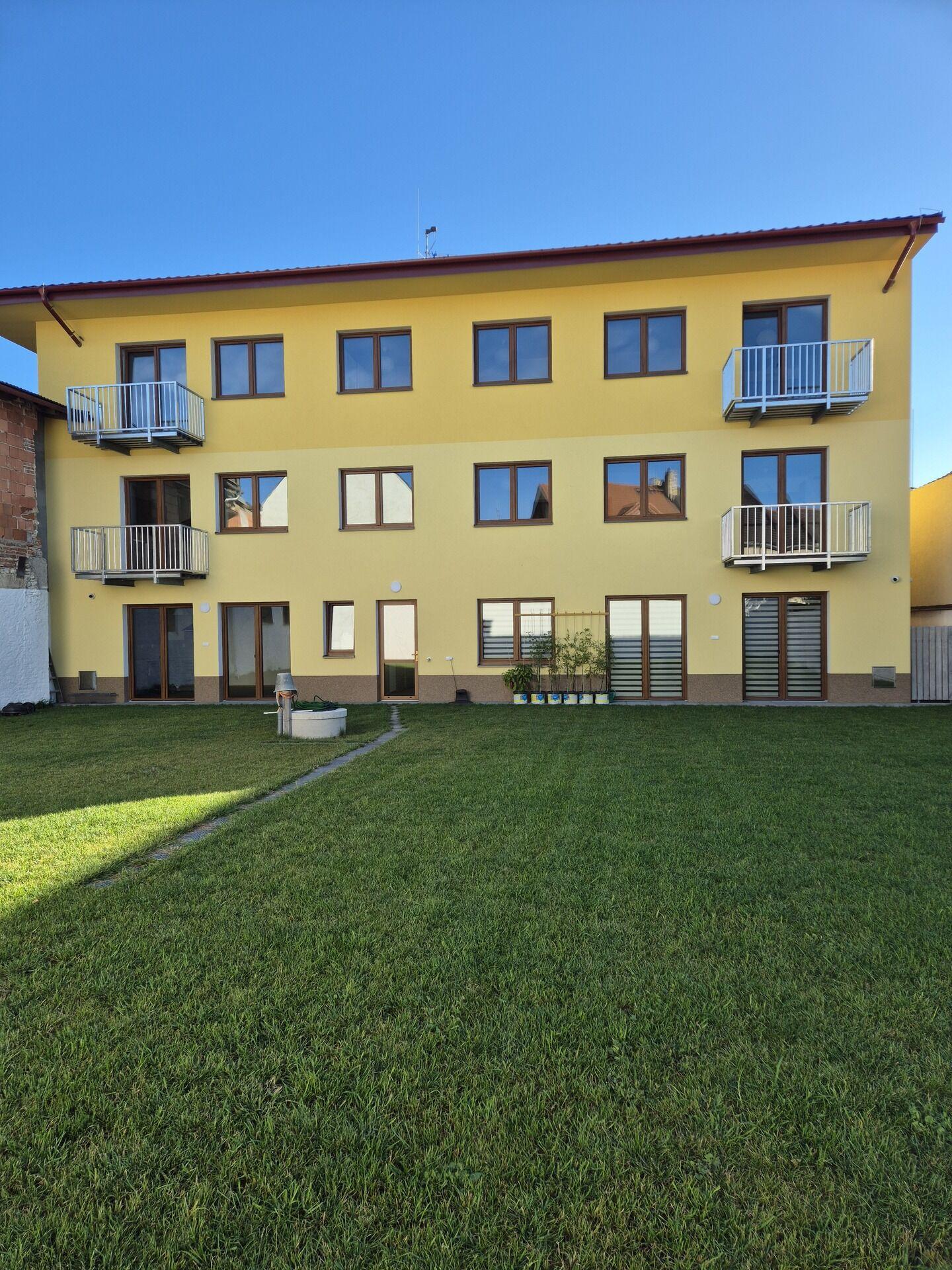Pronájem moderního bytu 4+kk/2B ve Stochově, 99 m², novostavba, parkovací místo, zahrada