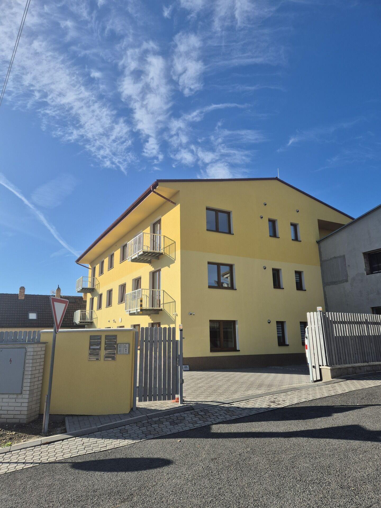 Pronájem moderního bytu 4+kk/2B ve Stochově, 99 m², novostavba, parkovací místo, zahrada