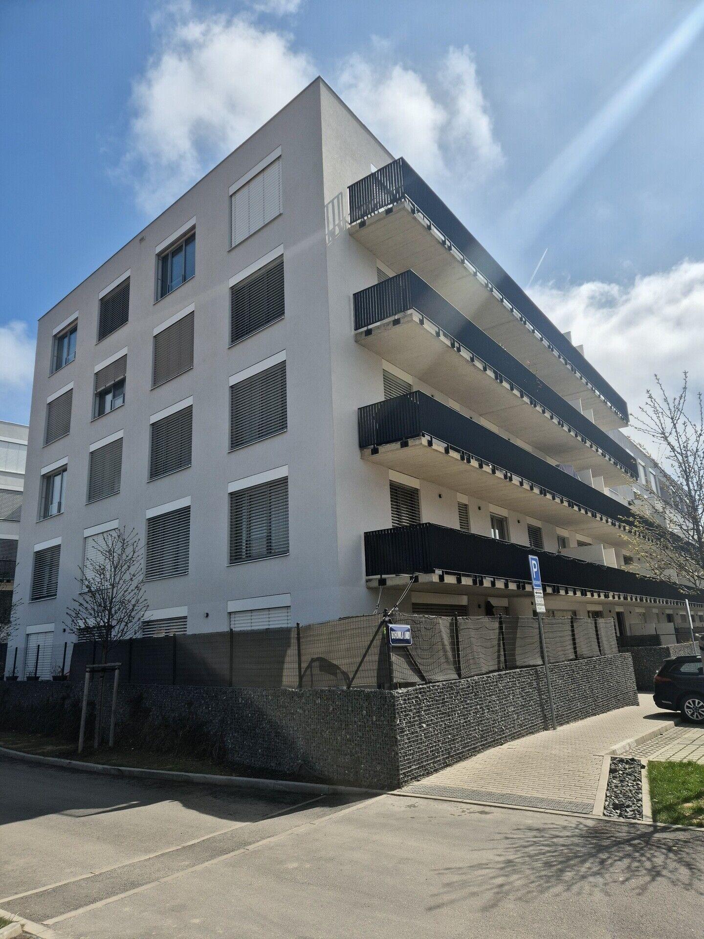 Pronájem moderního 2+kk s balkonem, terasou a parkovacím stáním – Kladno, Kročehlavy