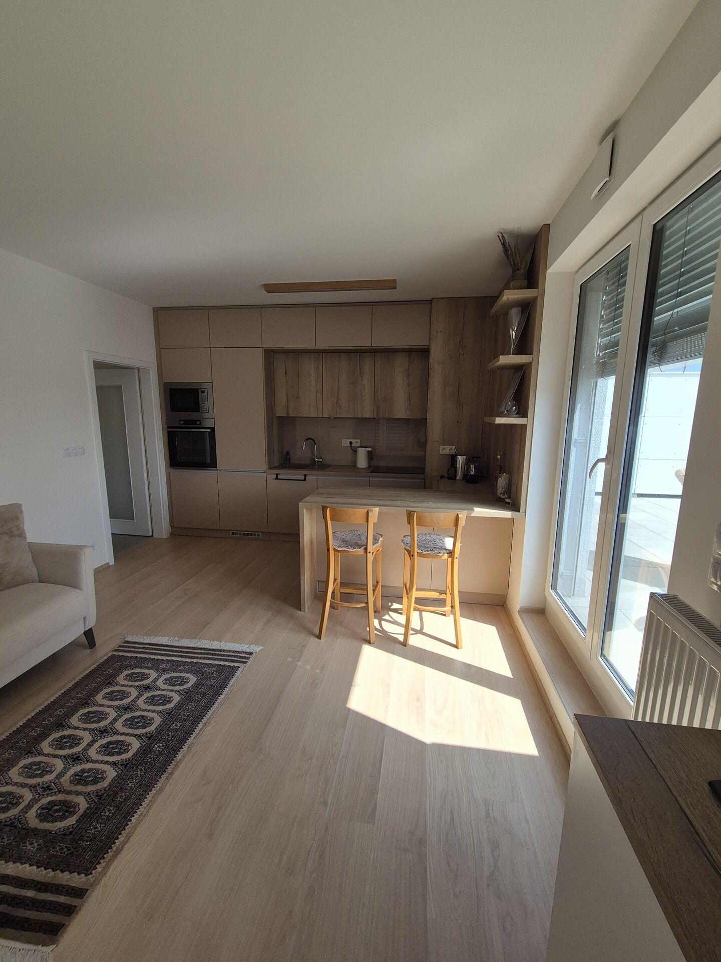 Pronájem moderního 2+kk s balkonem, terasou a parkovacím stáním – Kladno, Kročehlavy