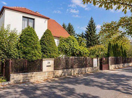 Nabízíme k pronájmu prostorný rodinný dům 5+1 se zahradou – Praha 5, Stodůlky