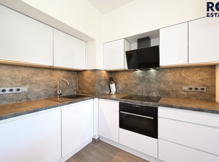 Moderní 2+kk s lodžií, sklepem a garážovým stáním v Uhříněvsi