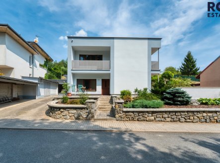 Prodej rodinného domu se zahradou a samostatným bytem 194 m², zahradou parkováním, Omice, celková pl