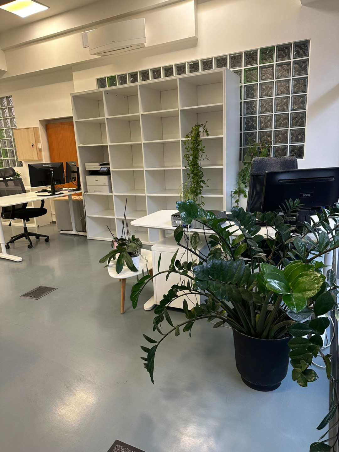 Kancelář/obchod/salon 74 m2 s vitrínou, Křižíkova