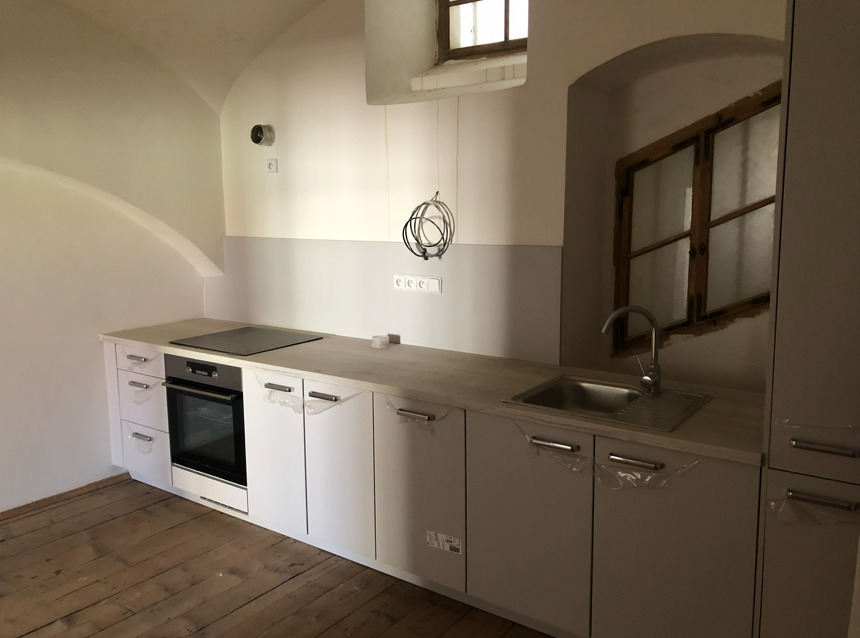 Pronájem slunného bytu 2+1 v domě přímo na Velkém náměstí v Hradci Králové