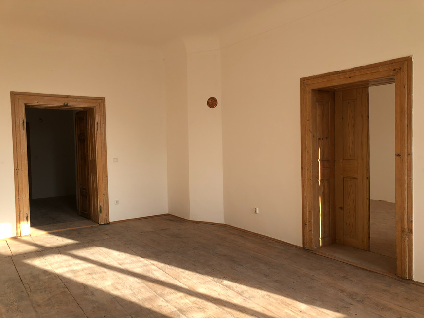 Pronájem slunného bytu 2+1 v domě přímo na Velkém náměstí v Hradci Králové