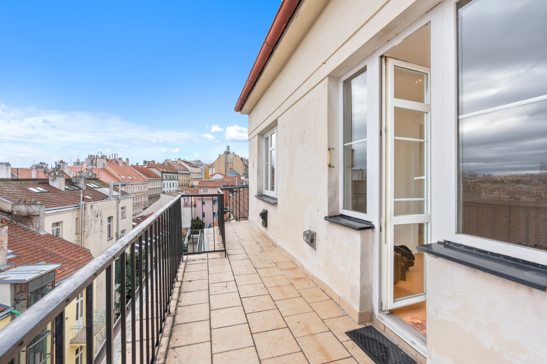 Prodej světlého bytu 2+kk, 45m² s terasou a výhledem na Prahu