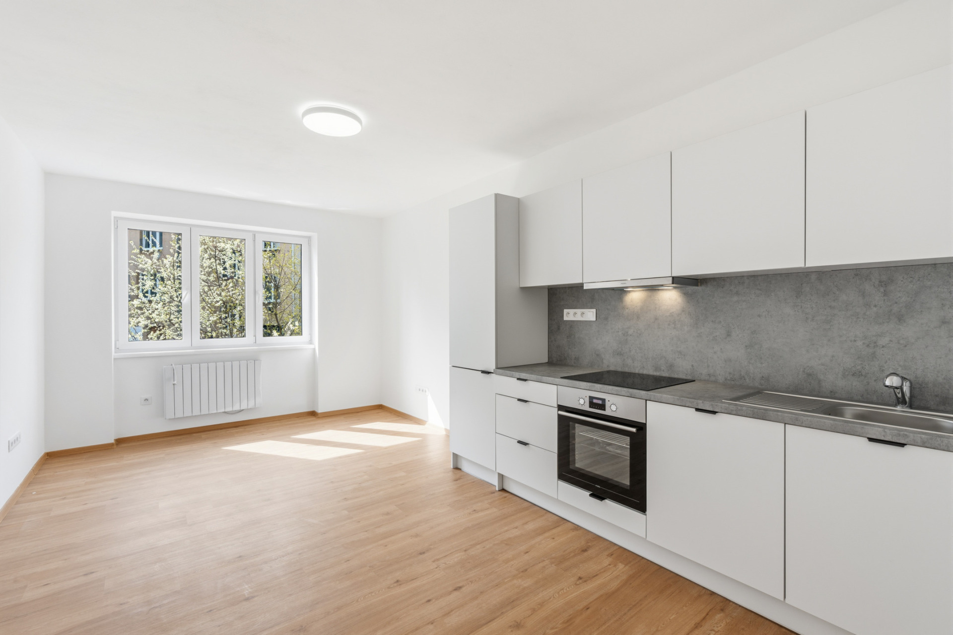 Pronájem světlého bytu 3+kk po kompletní rekonstrukci, 73 m², dvě lodžie, Praha 9 – Vysočany