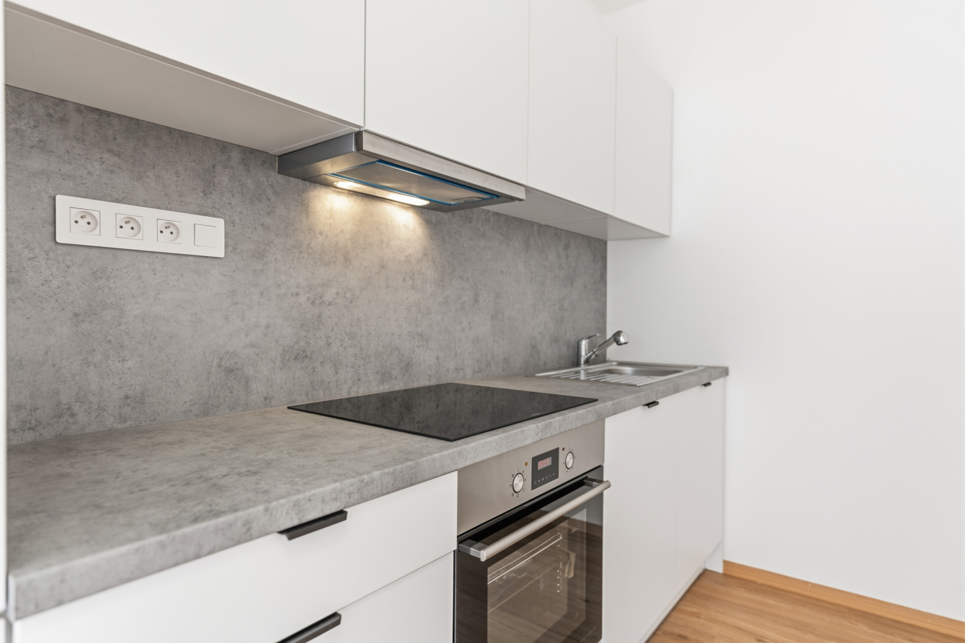 Pronájem světlého bytu 3+kk po kompletní rekonstrukci, 73 m², dvě lodžie, Praha 9 – Vysočany