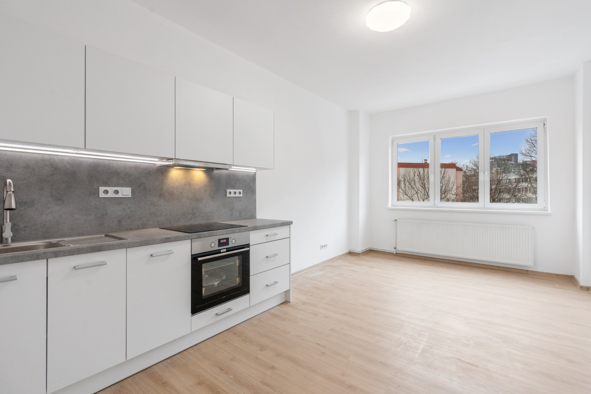 Pronájem zrekonstruovaného bytu 2+kk, 50 m² – Praha 4, Hanusova, metro Pankrác