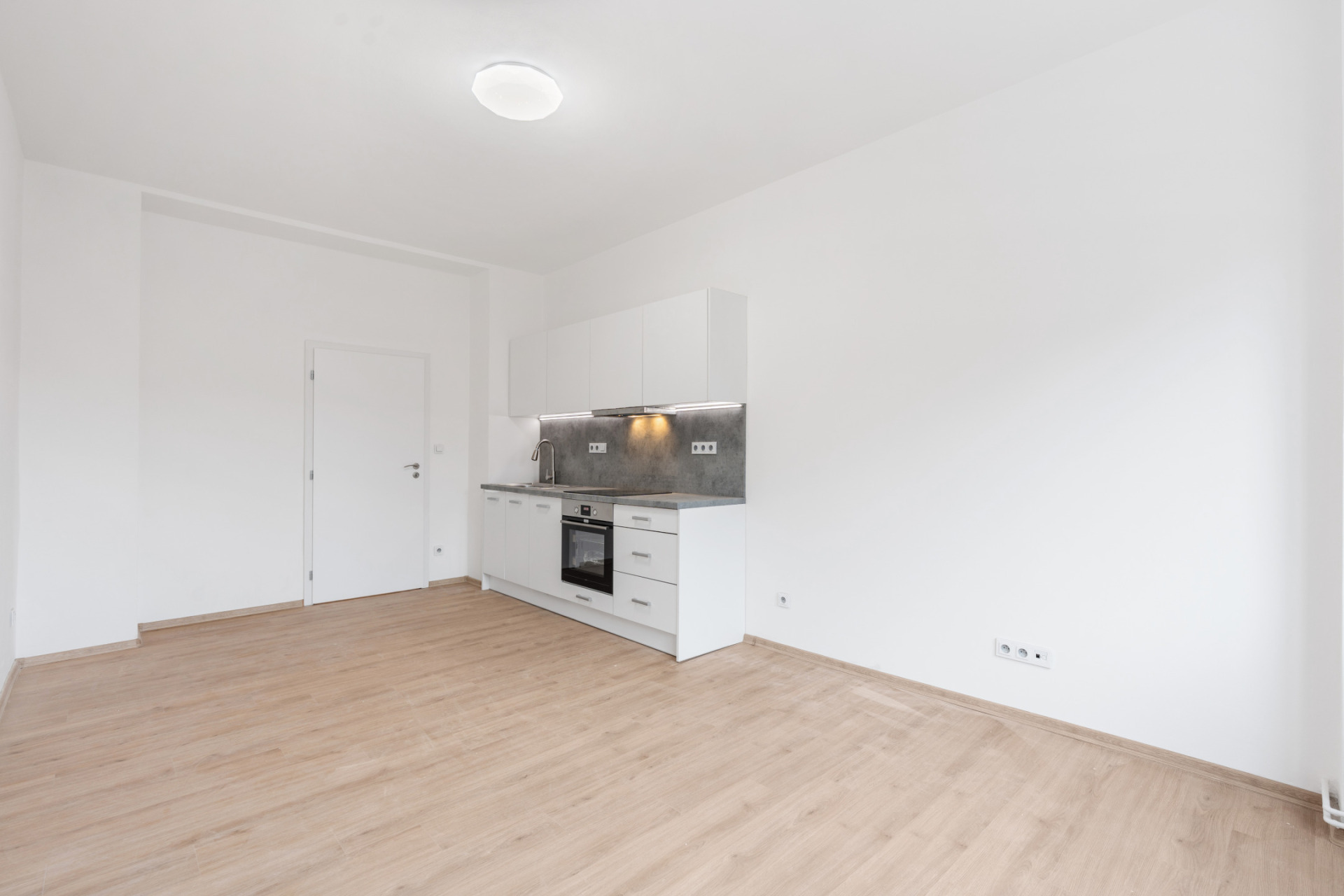 Pronájem zrekonstruovaného bytu 2+kk, 50 m² – Praha 4, Hanusova, metro Pankrác