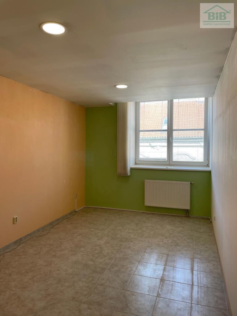 Pronájem bytu 1+1 + parkování - levné bydlení v centru Pardubic