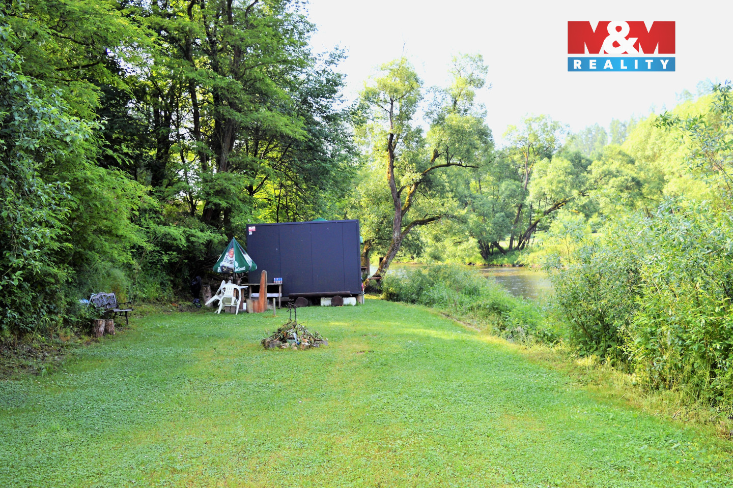 posezení a ohniště u stánku.jpg