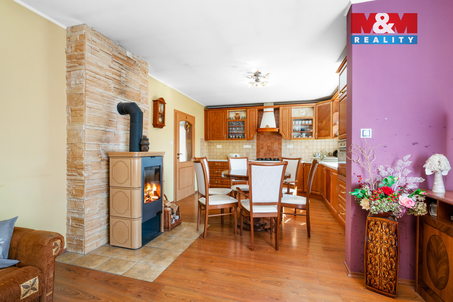 Obývací pokoj s kuchyní.