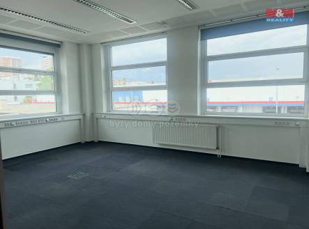 Pronájem - kanceláře, 861 m²