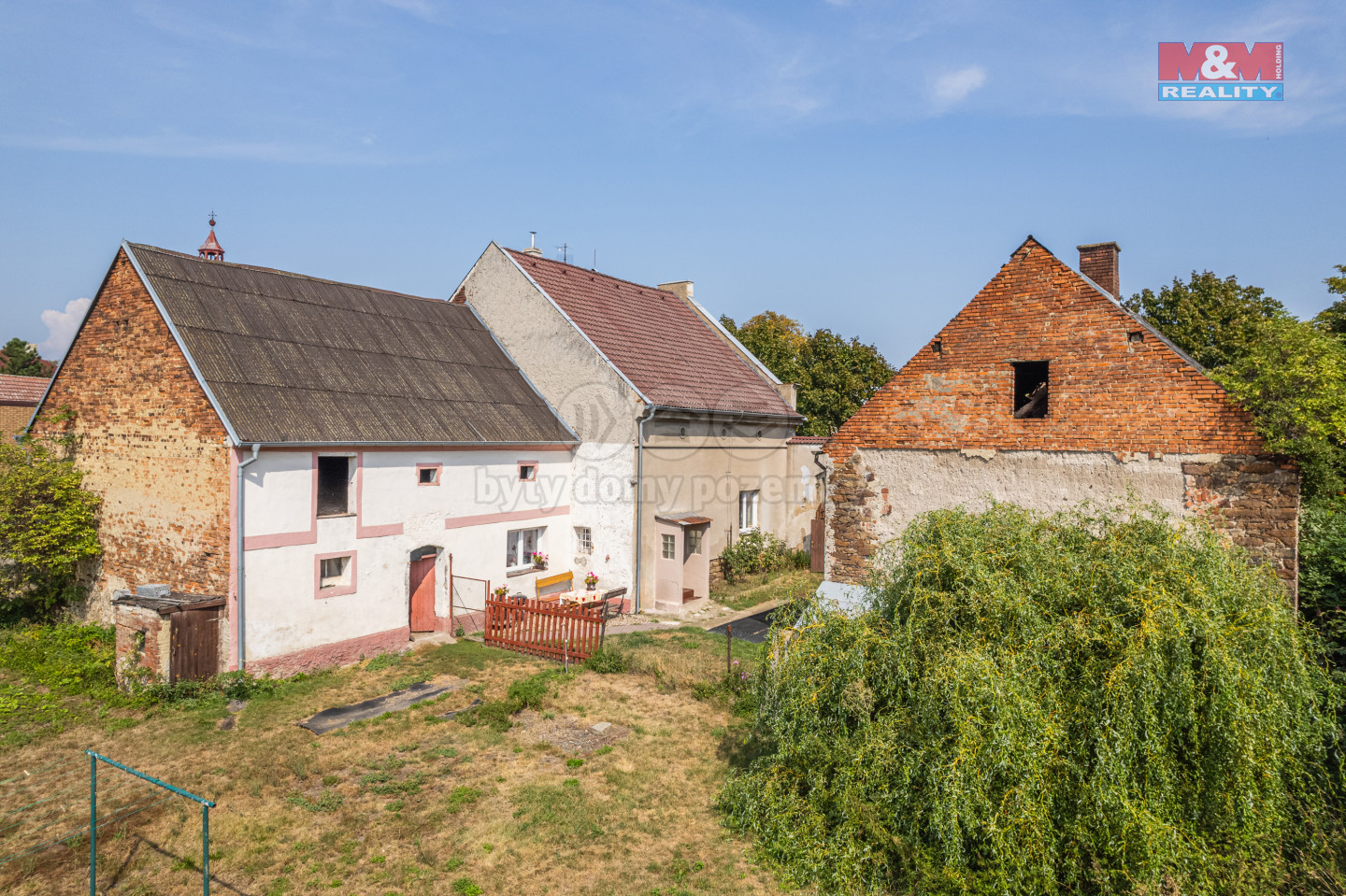 Dům, chlév, stodola