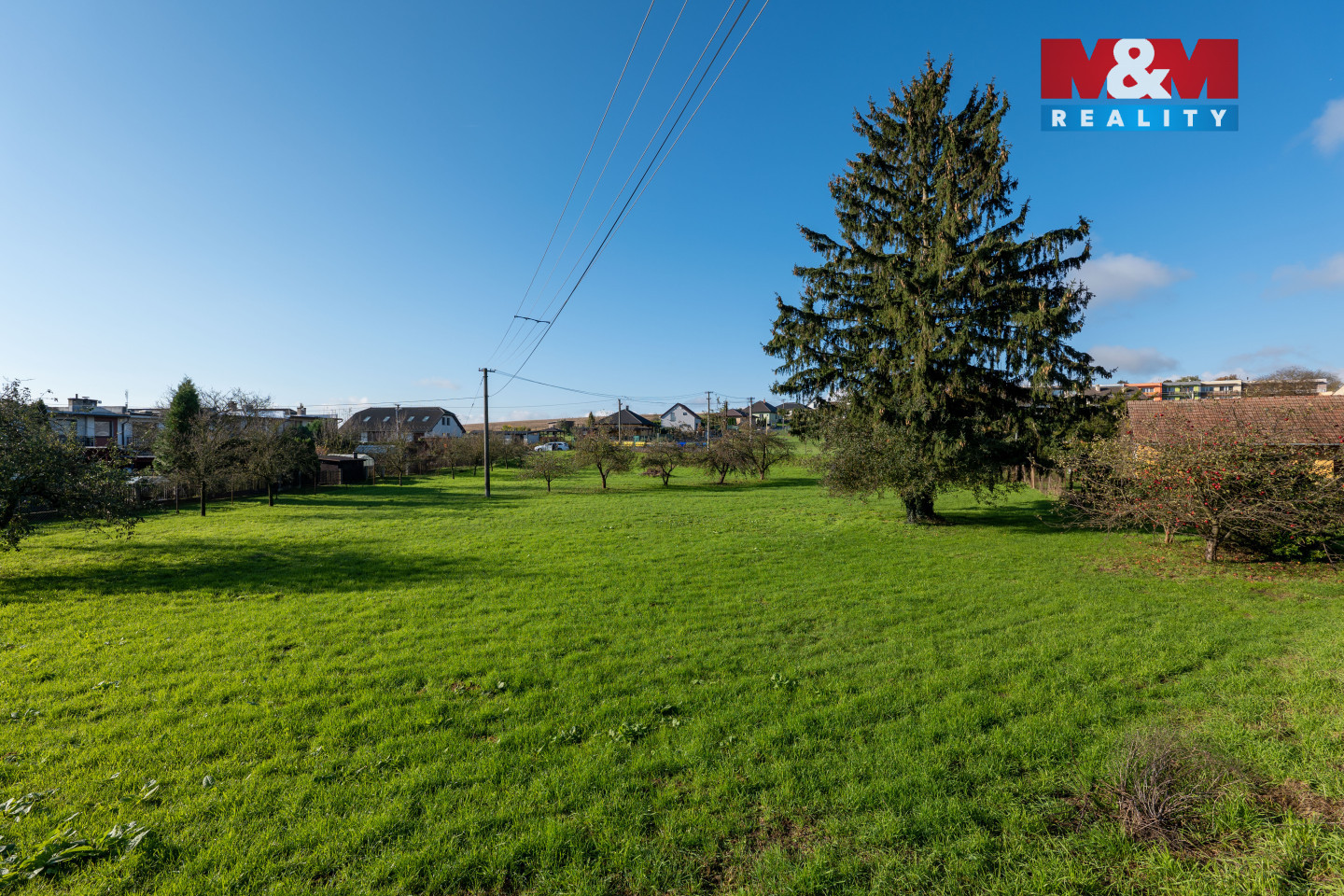 Pozemek 05 ze země.jpg