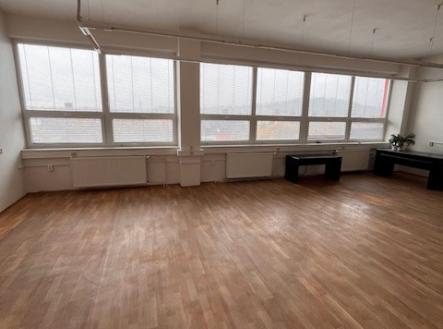 Pronájem kanceláře, 600 m²