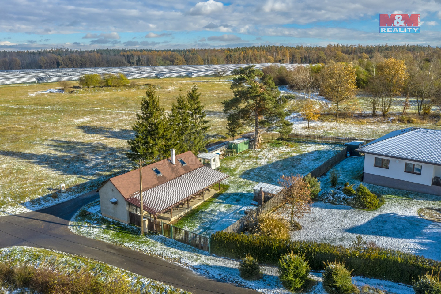 Pohled na budovu a pozemek