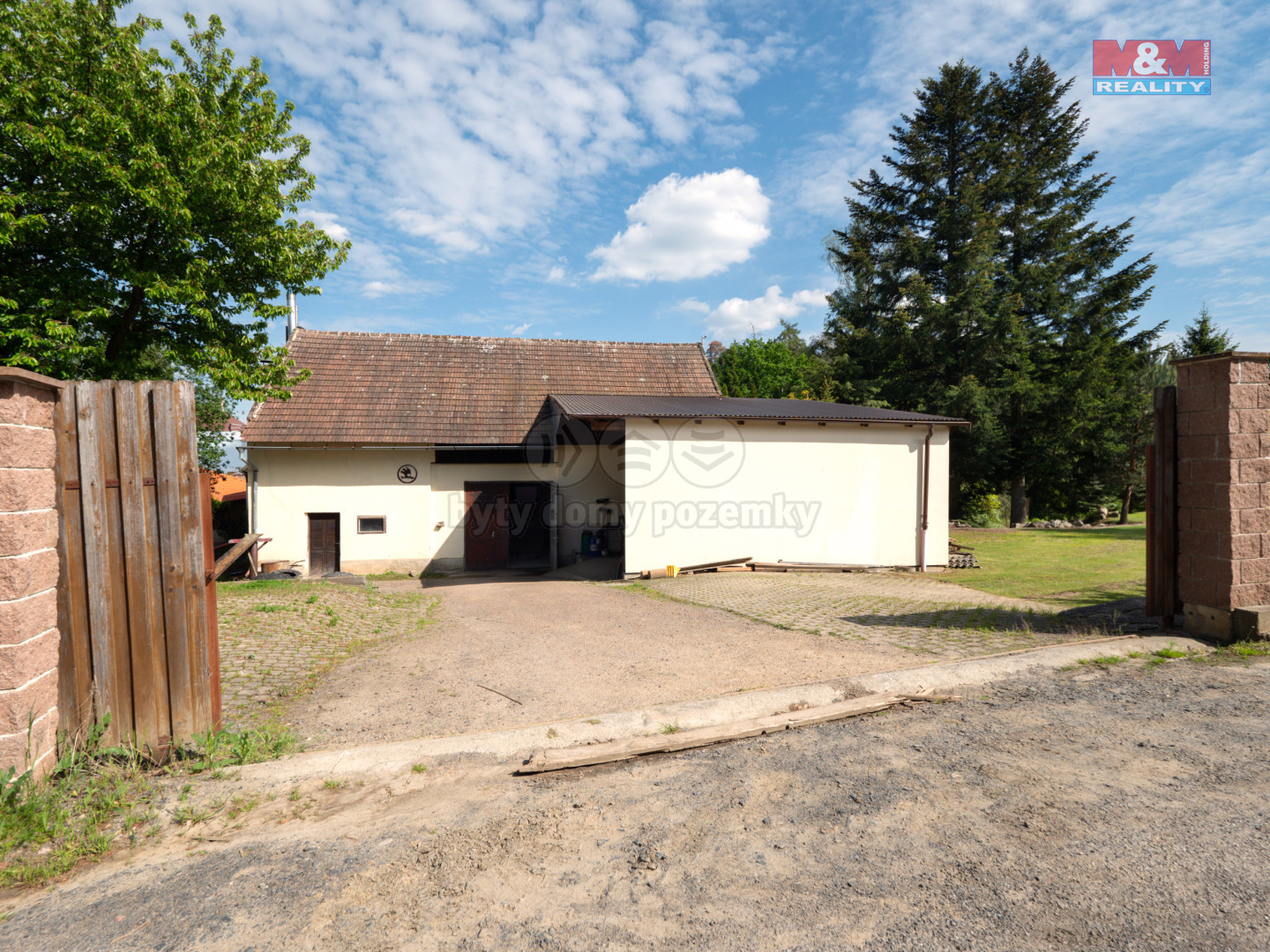 Zadní vjezd - stodola s přístřeškem