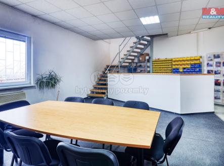 Pronájem - obchodní prostor, 245 m²