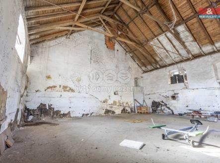 Pronájem - skladovací prostor, 261 m²