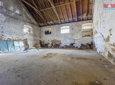Pronájem - skladovací prostor, 261 m²