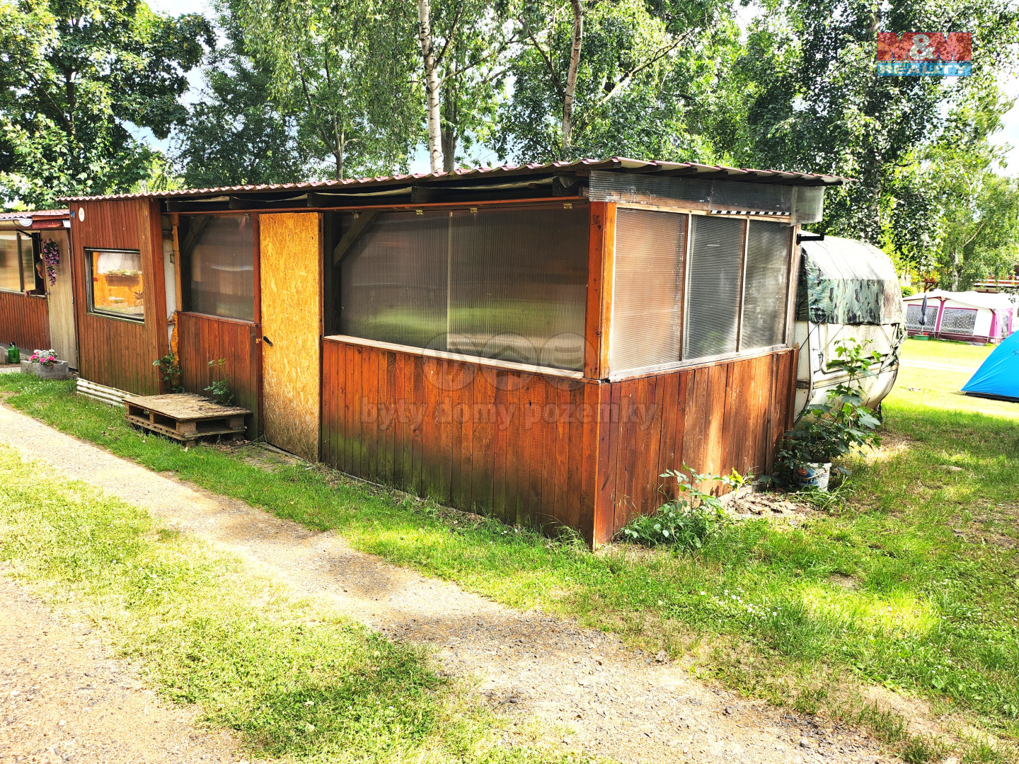 karavan s přístavbou