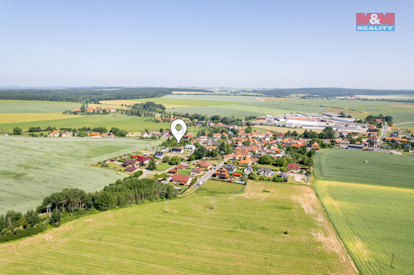 Letecký pohled na pozemek a obec