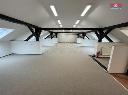 Pronájem kanceláře, 277 m²