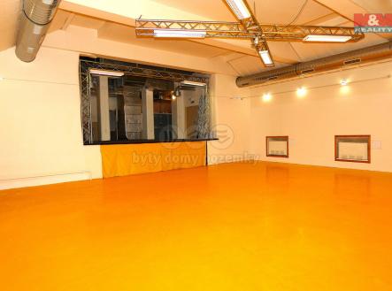 Pronájem - obchodní prostor, 394 m²