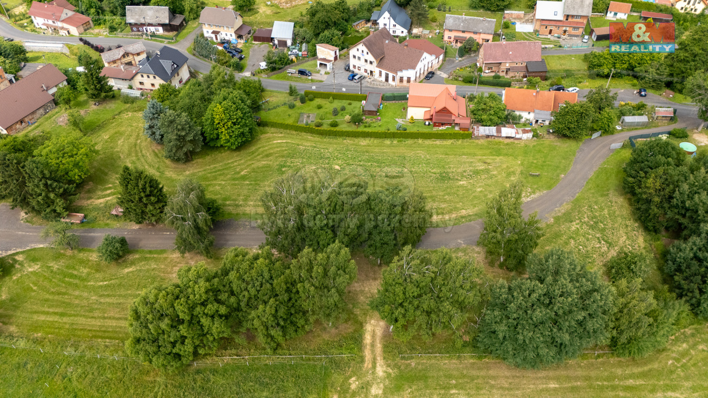 Příjezdová cesta k pozemku