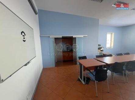 Pronájem - kanceláře, 310 m²