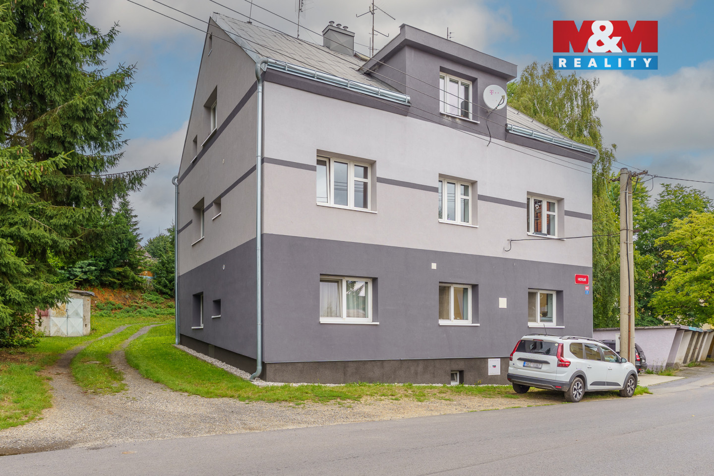 kostelni19 dum z venku.jpg