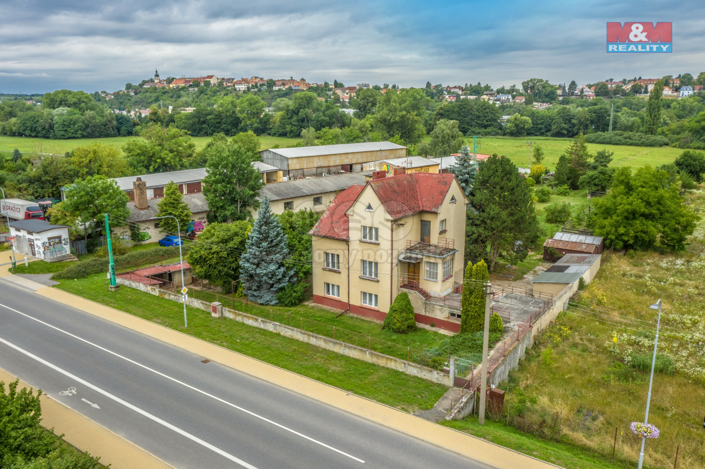 Pohled na dům, pozemek a okolí