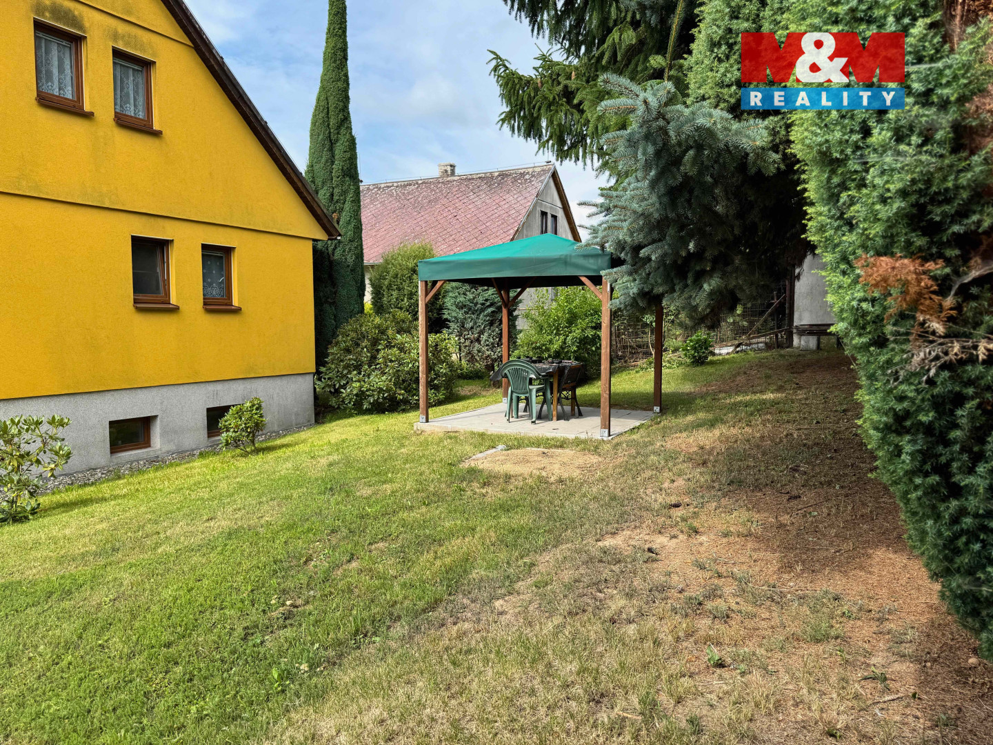 pergola a zahrada za domem