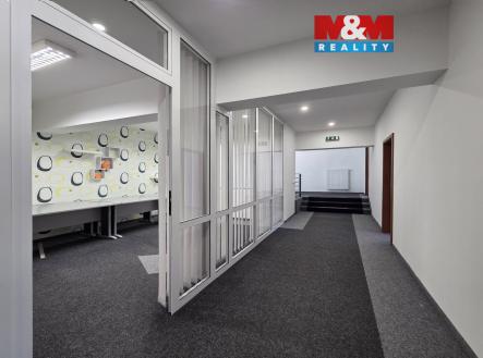 Pronájem kanceláře, 374 m²