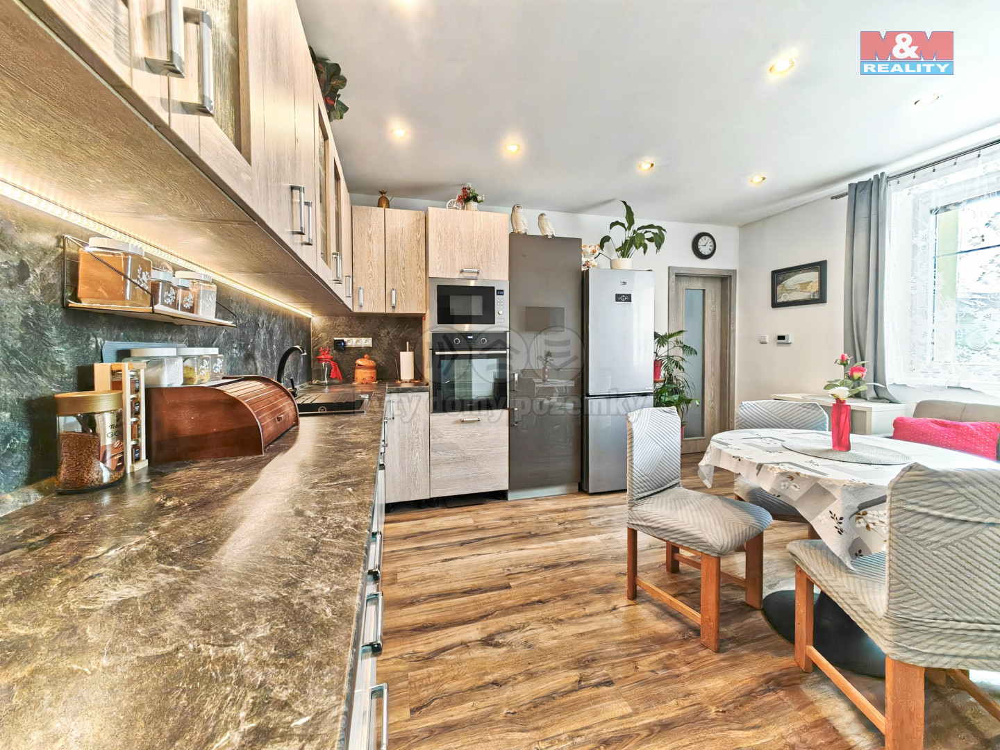 obývací pokoj s kuchyní