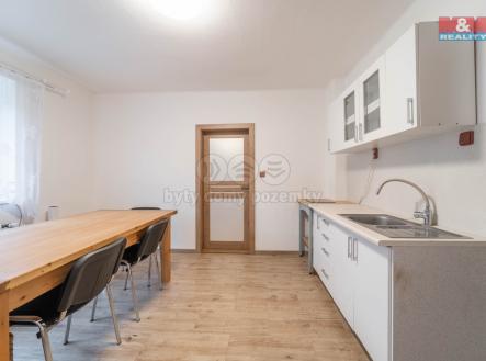 Pronájem - dům/vila, 245 m²