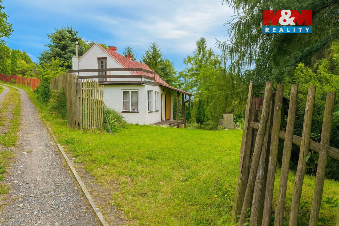 pohled z příjezdové cesty