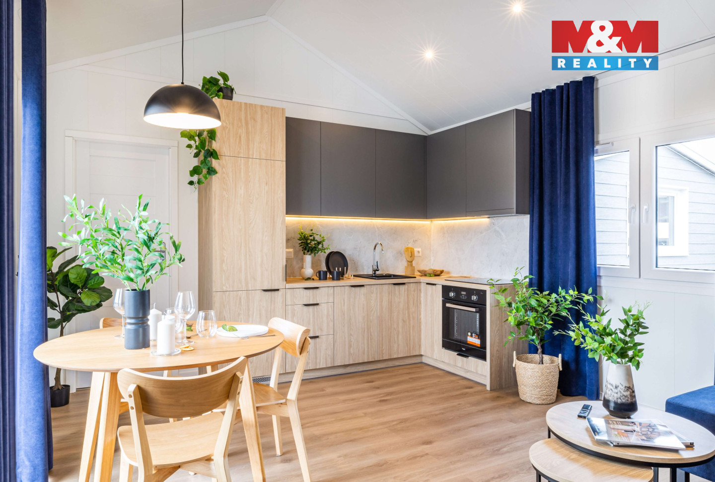 kuchyn z obyvaku.jpg