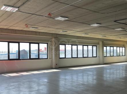 Pronájem skladovací prostor, 829 m²
