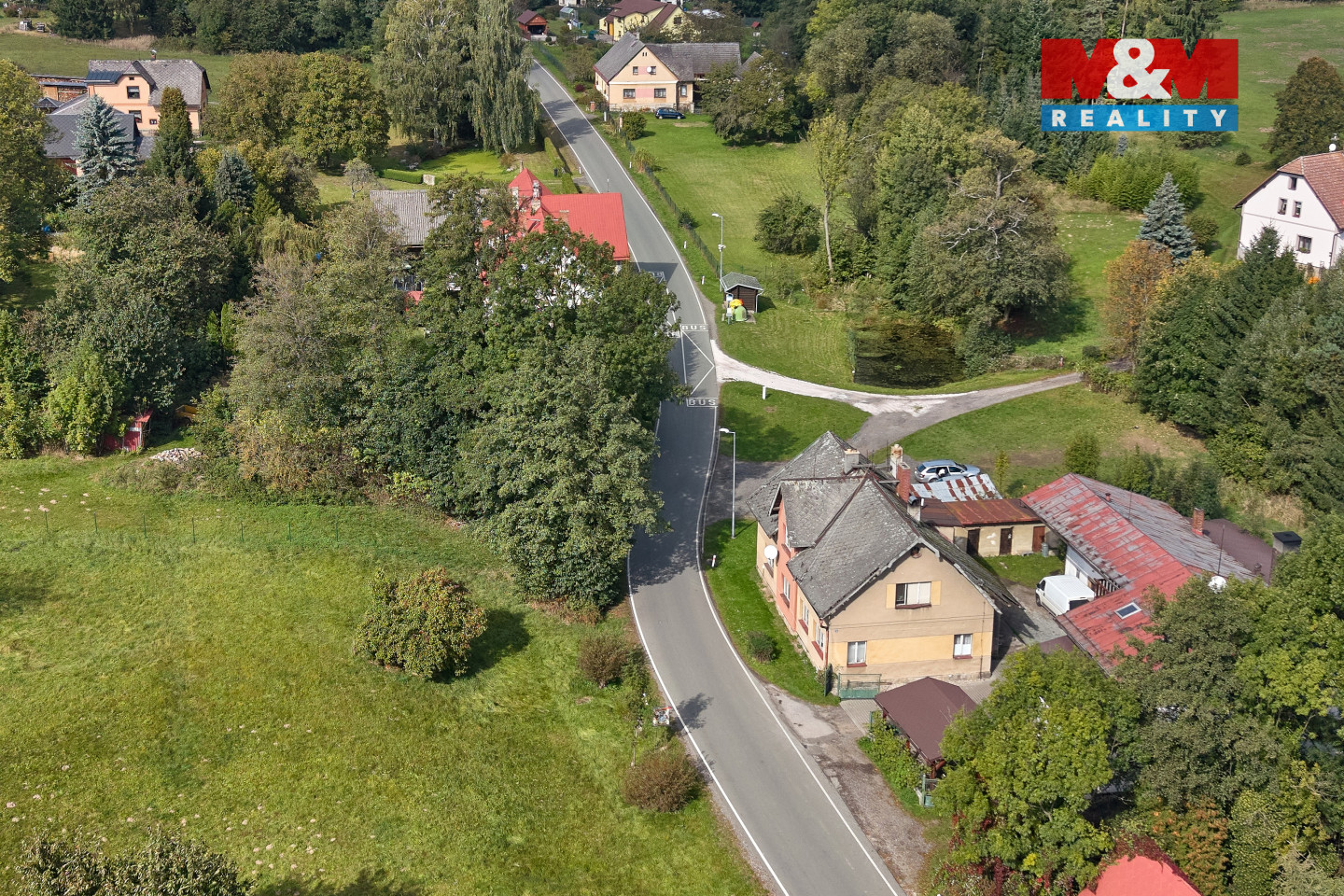 Pohled na dům a okolí